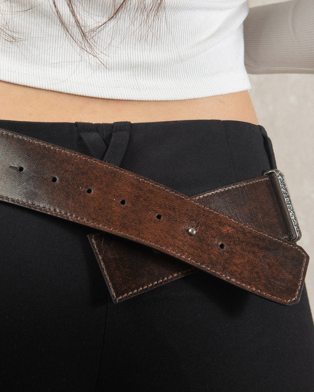 Back closure details of the textured shiny belt.