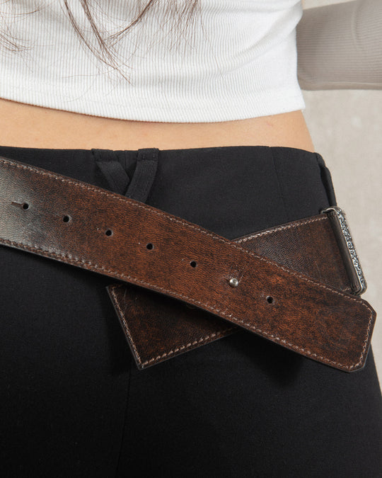 Back closure details of the textured shiny belt.