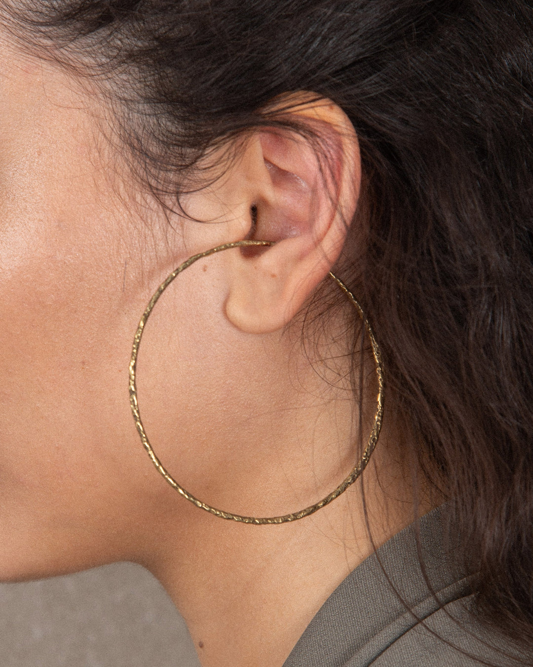HALO SINGLE EAR CUFF BIG BRONZE on model side angle