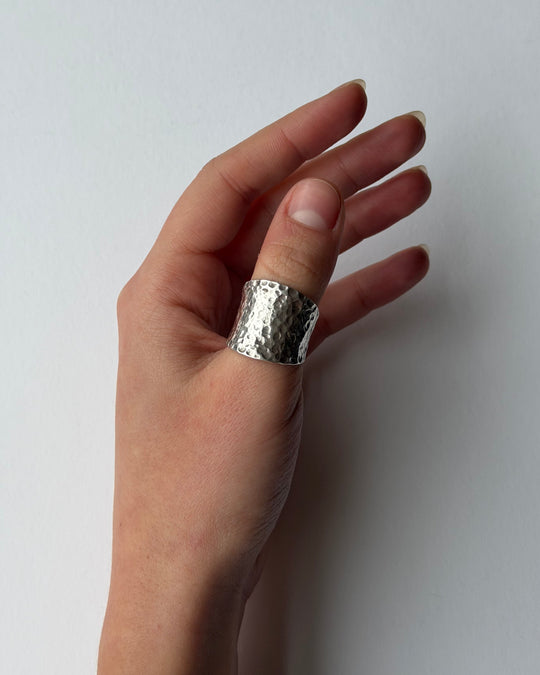 HAMMERED BAND RING