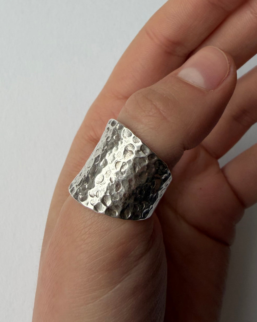 HAMMERED BAND RING