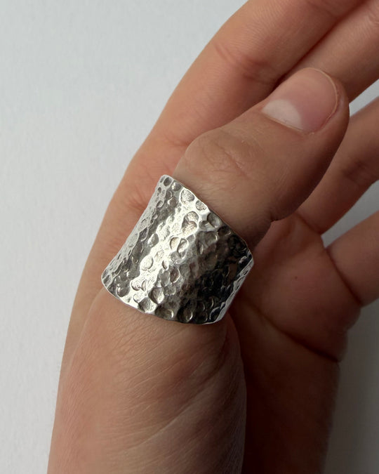HAMMERED BAND RING