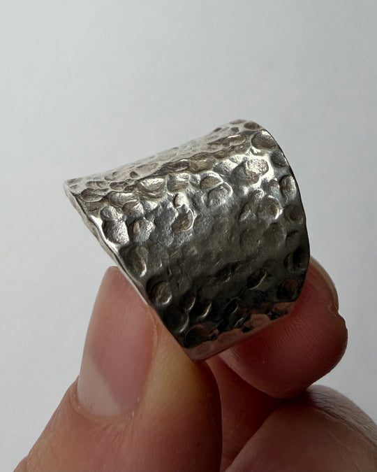 HAMMERED BAND RING