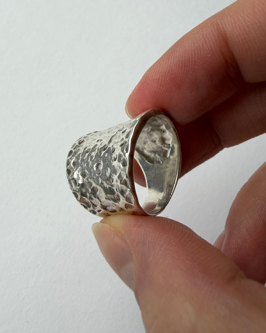 HAMMERED BAND RING
