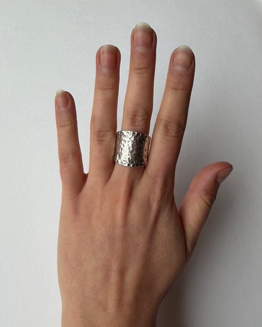 HAMMERED BAND RING