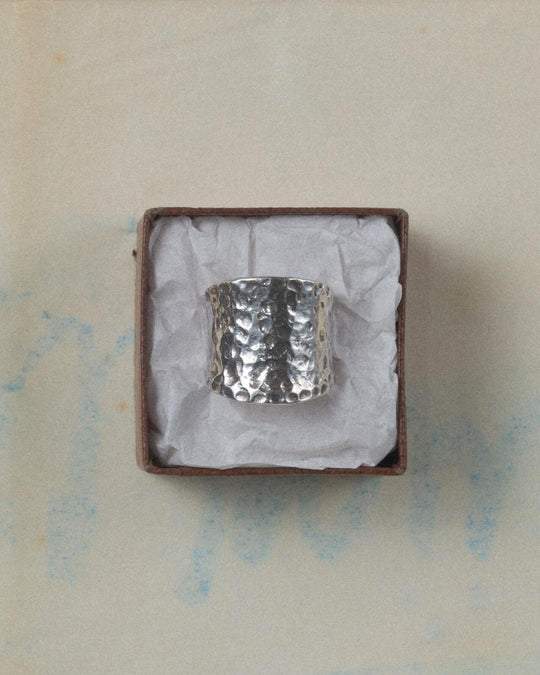 HAMMERED BAND RING