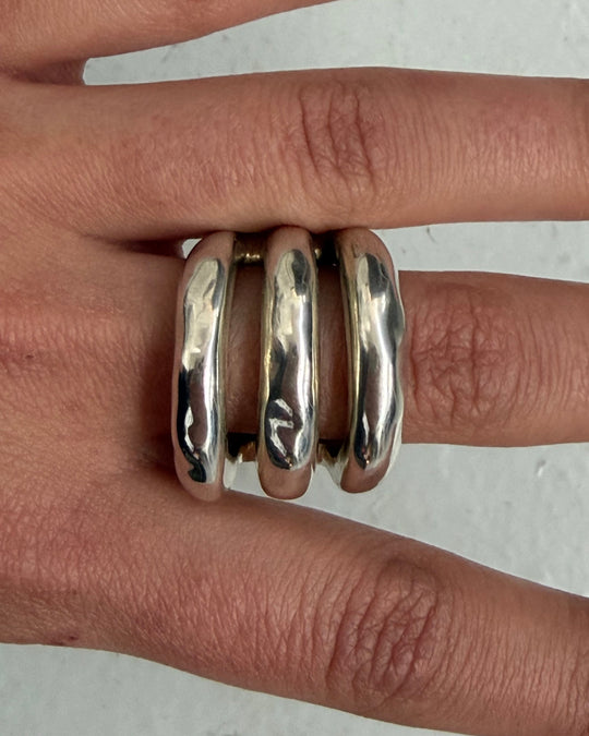 SCULPTURAL TRIO RING