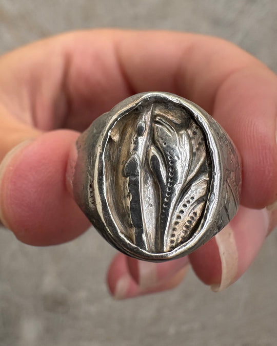 ANTIQUE TULIP SIGNET RING