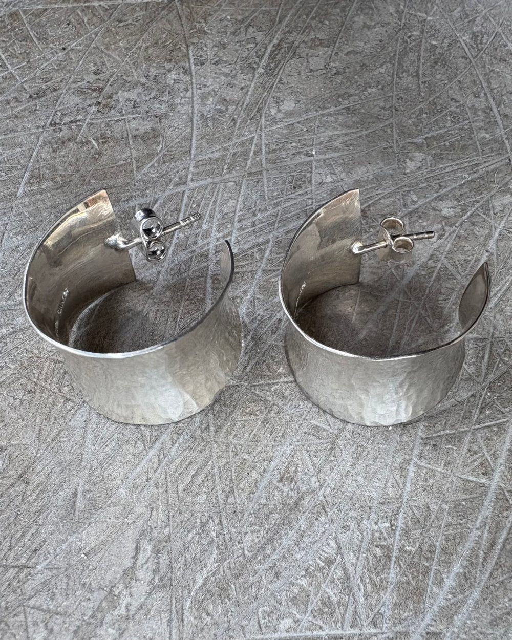 HAMMERED SMALL FLAT HOOPS