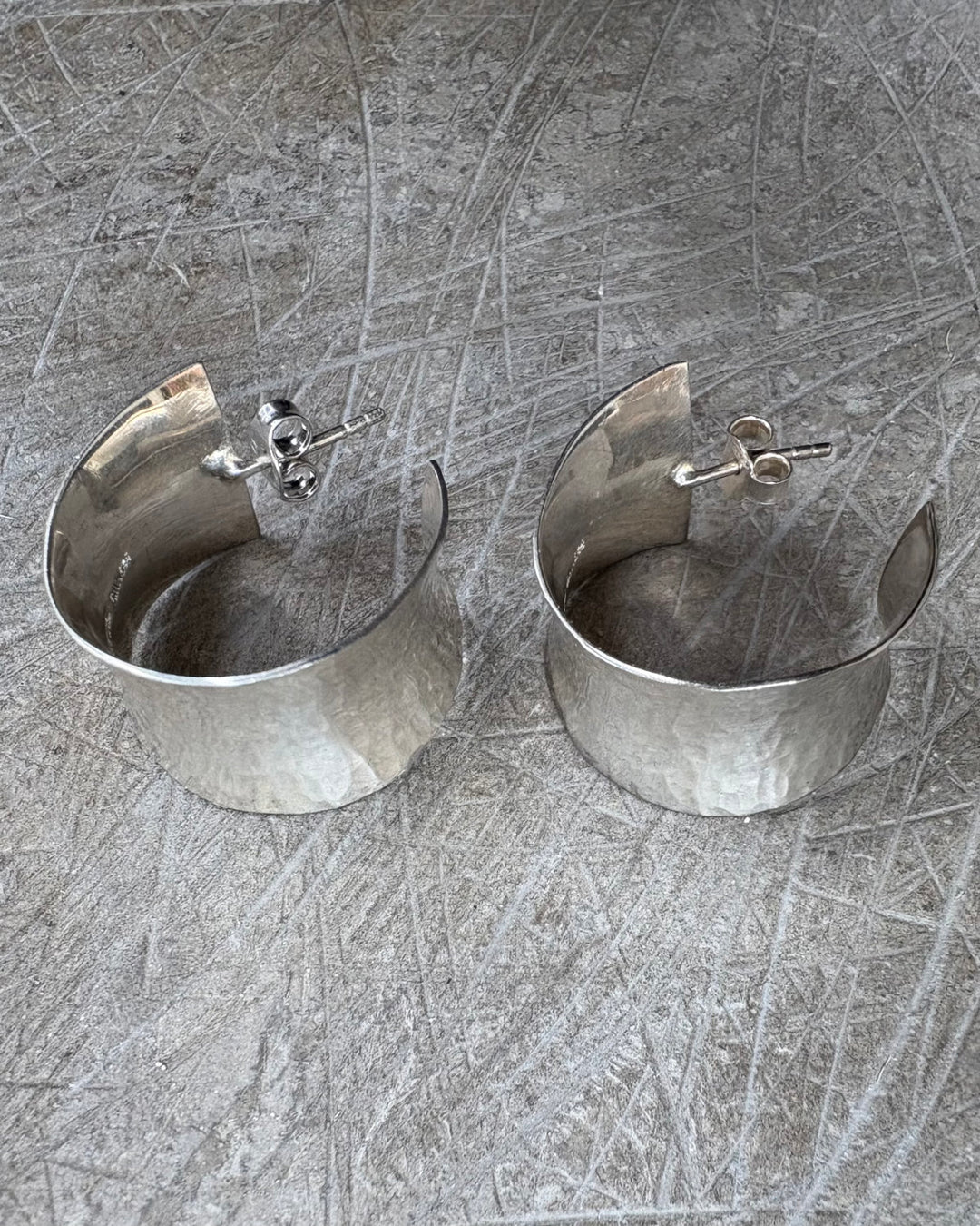 HAMMERED SMALL FLAT HOOPS
