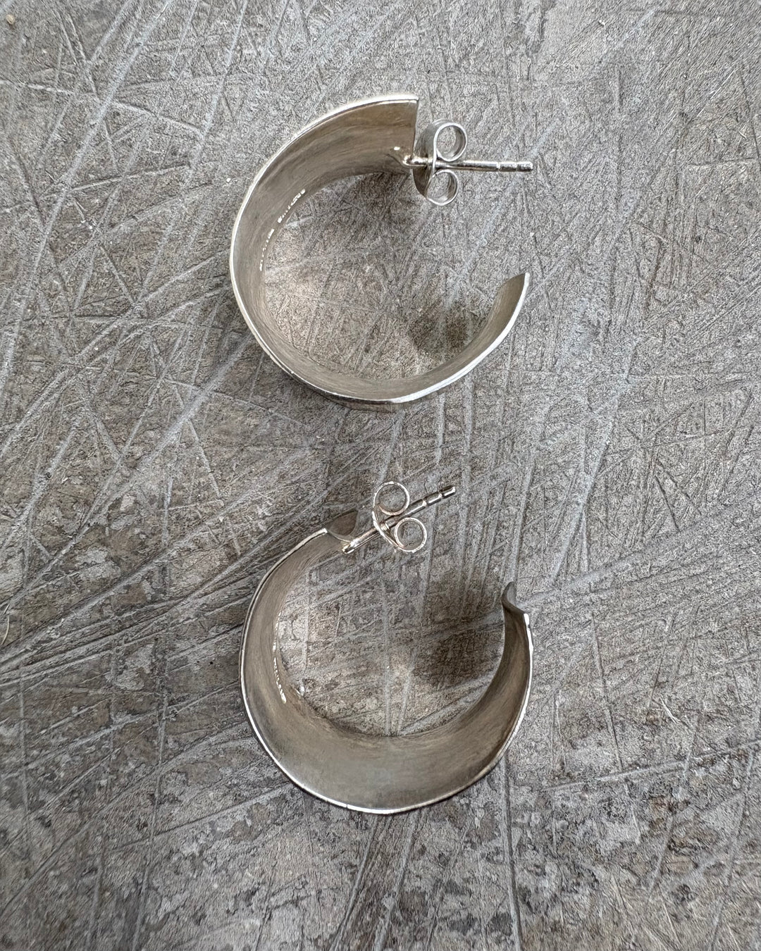 HAMMERED SMALL FLAT HOOPS