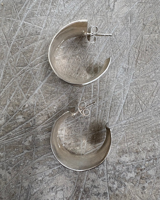 HAMMERED SMALL FLAT HOOPS