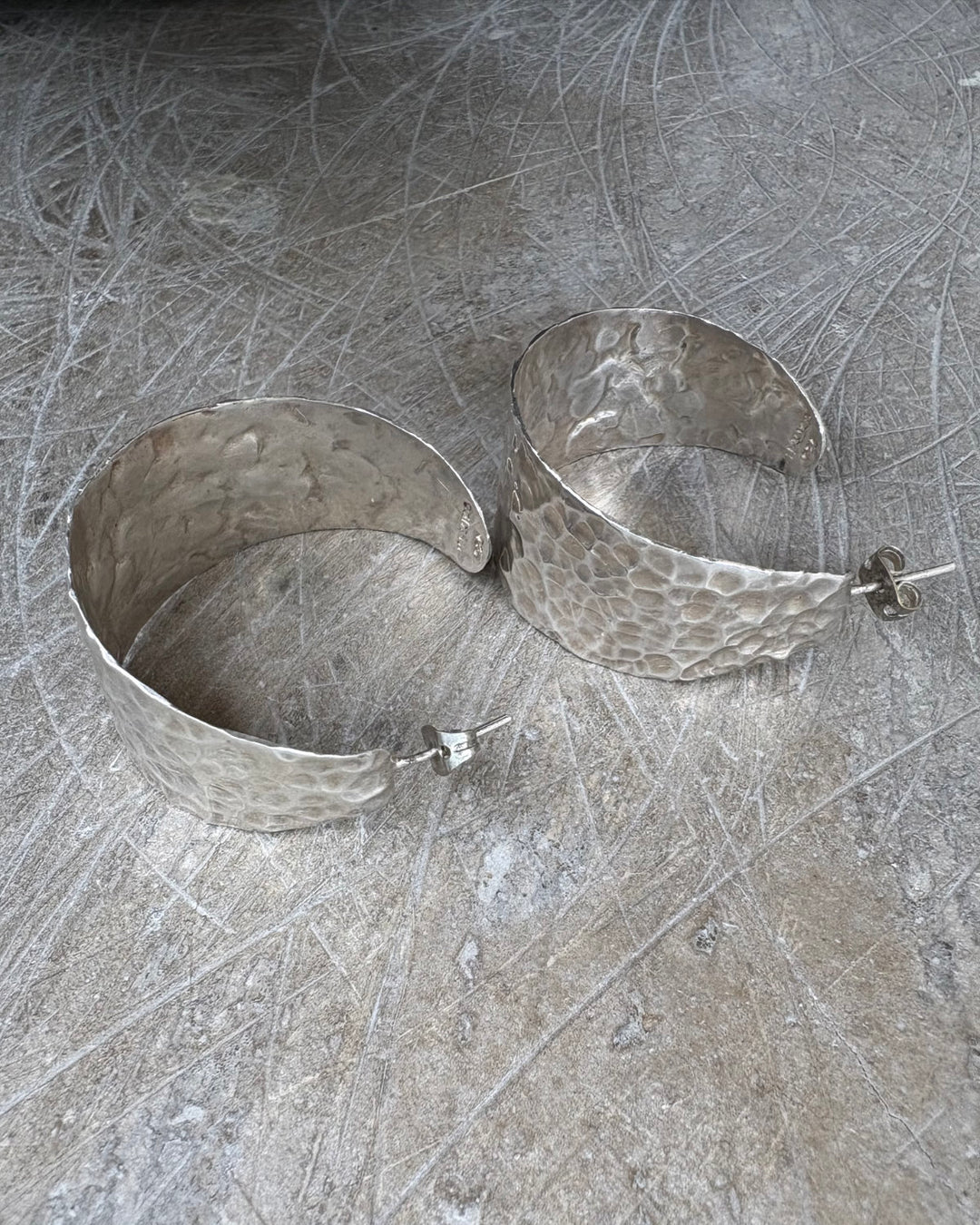 HAMMERED BIG FLAT HOOPS