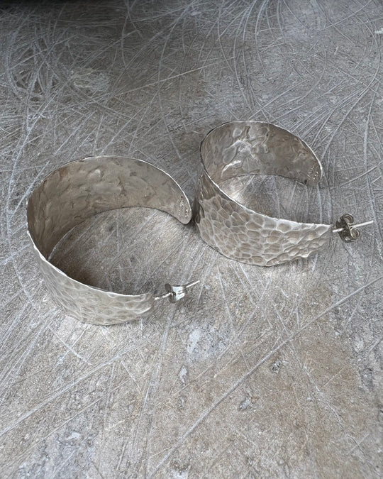 HAMMERED BIG FLAT HOOPS