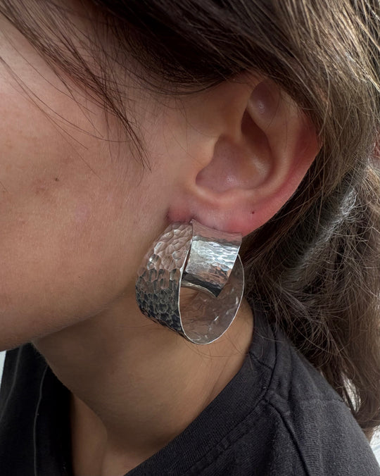 HAMMERED SMALL FLAT HOOPS