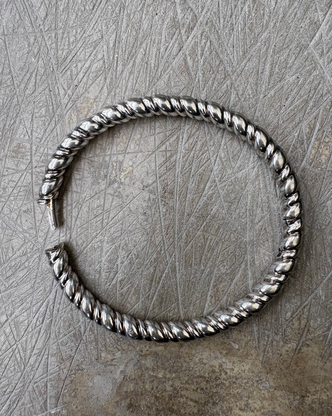 SWIRL OVAL BANGLE
