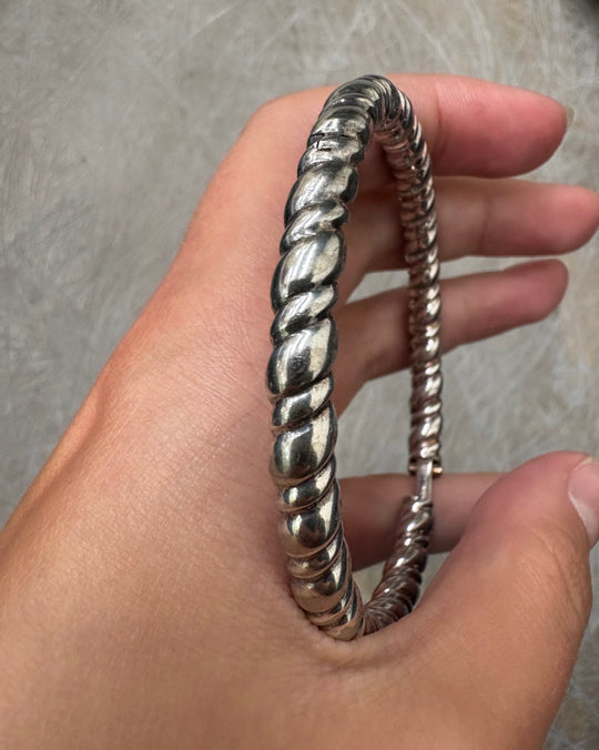 SWIRL OVAL BANGLE