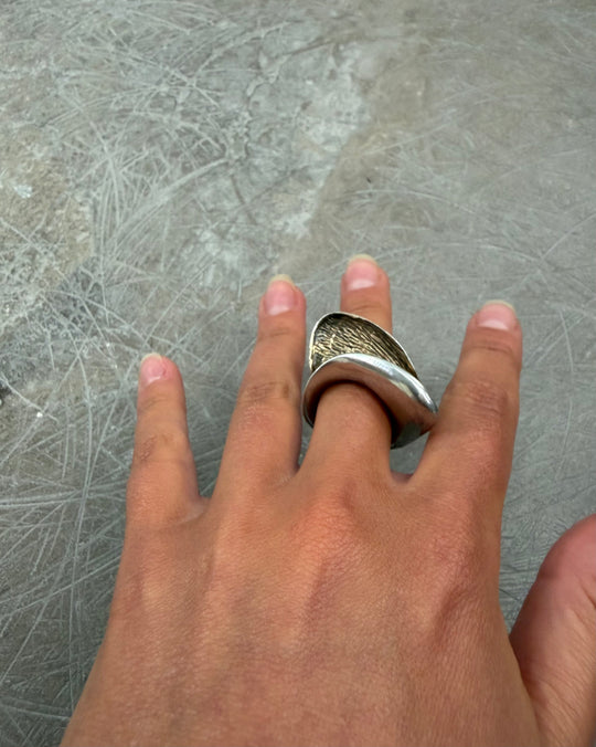 SCULPTURAL WAVE RING