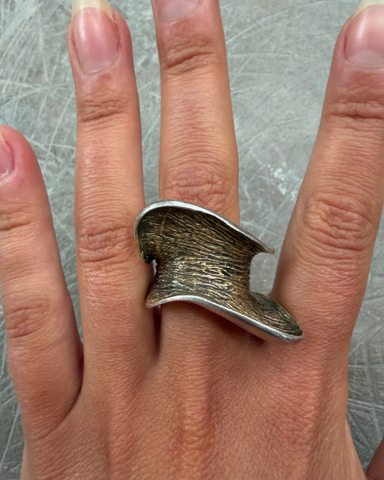 SCULPTURAL WAVE RING
