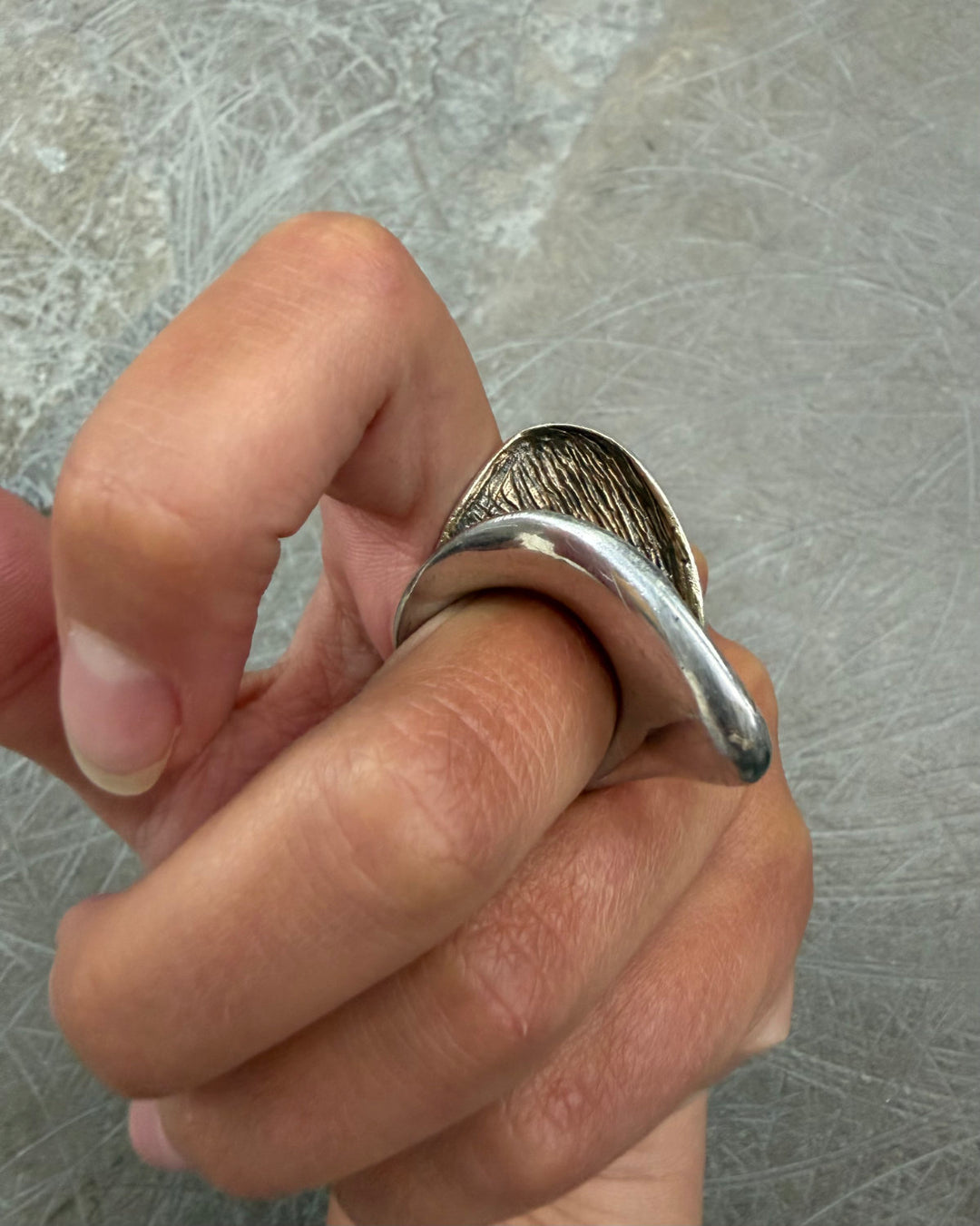 SCULPTURAL WAVE RING