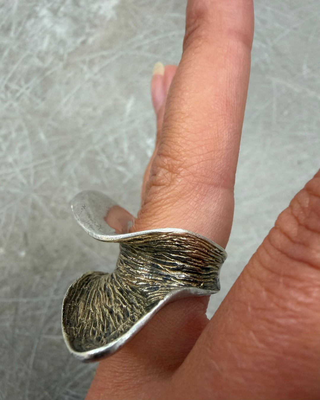 SCULPTURAL WAVE RING