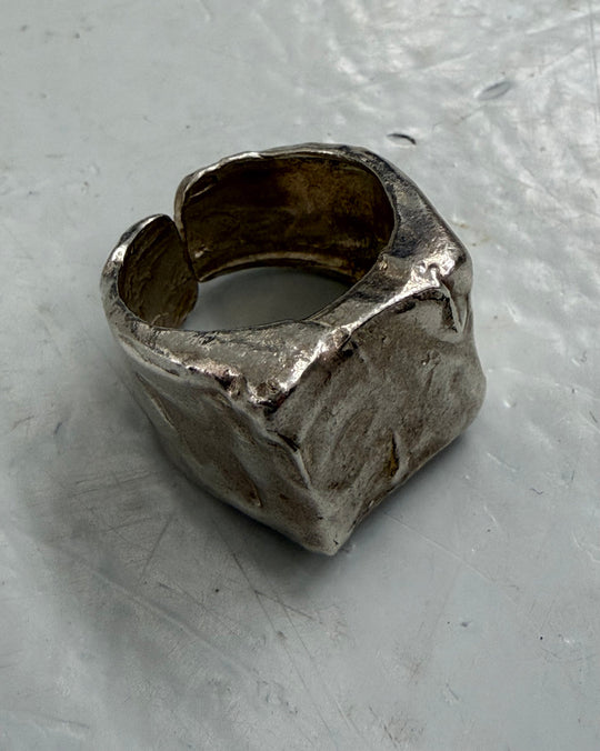 MOLTEN SIGNET RING