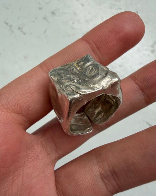 MOLTEN SIGNET RING