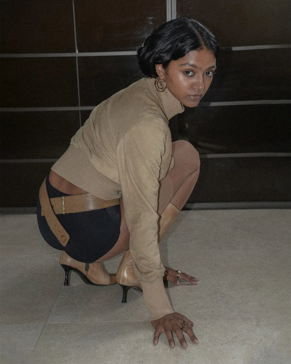 Back view of a woman wearing a brown vintage-finish belt in light brown colour.