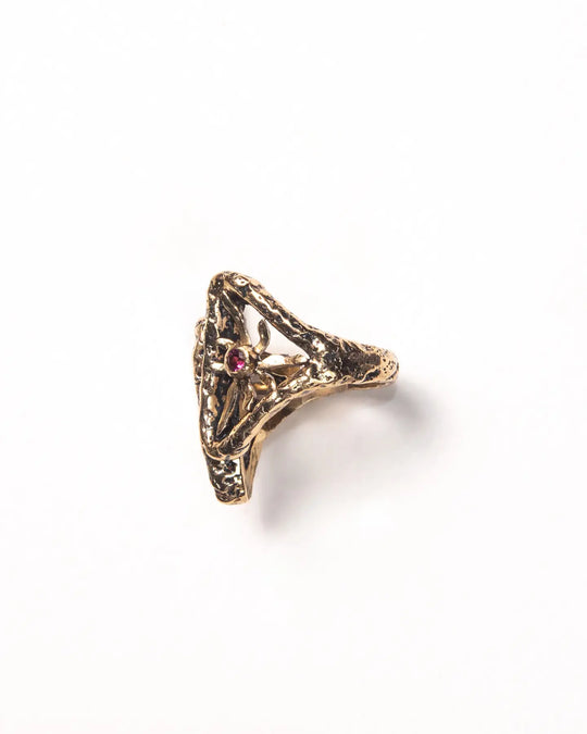 Side view of the gold ring band