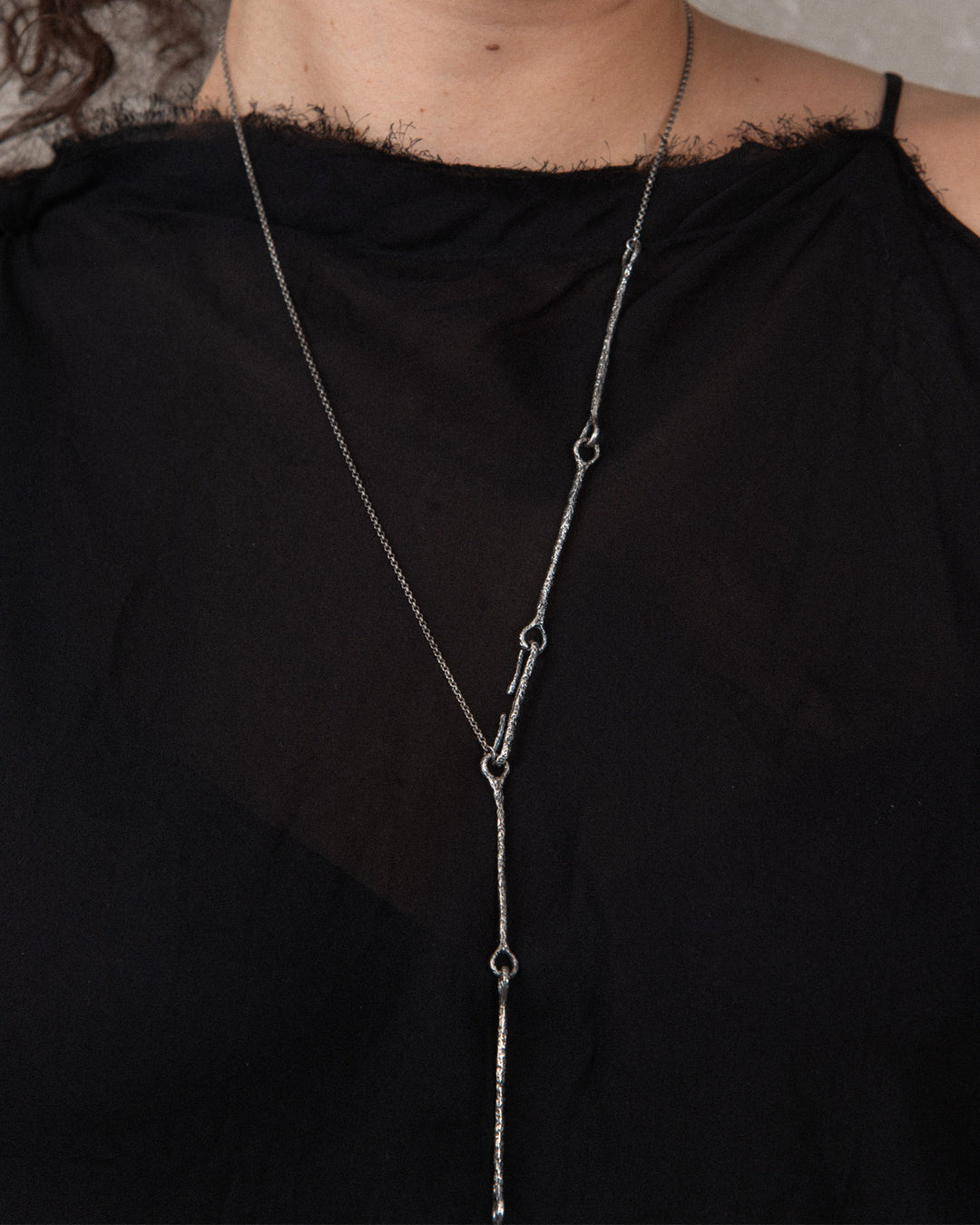 SILVER NECKLACE details on model