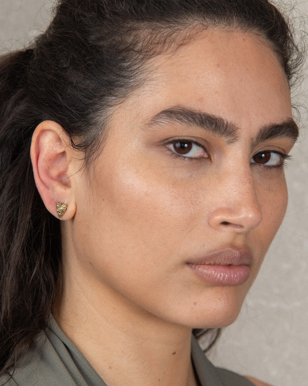 CUORE SINGLE STUD BRONZE on model