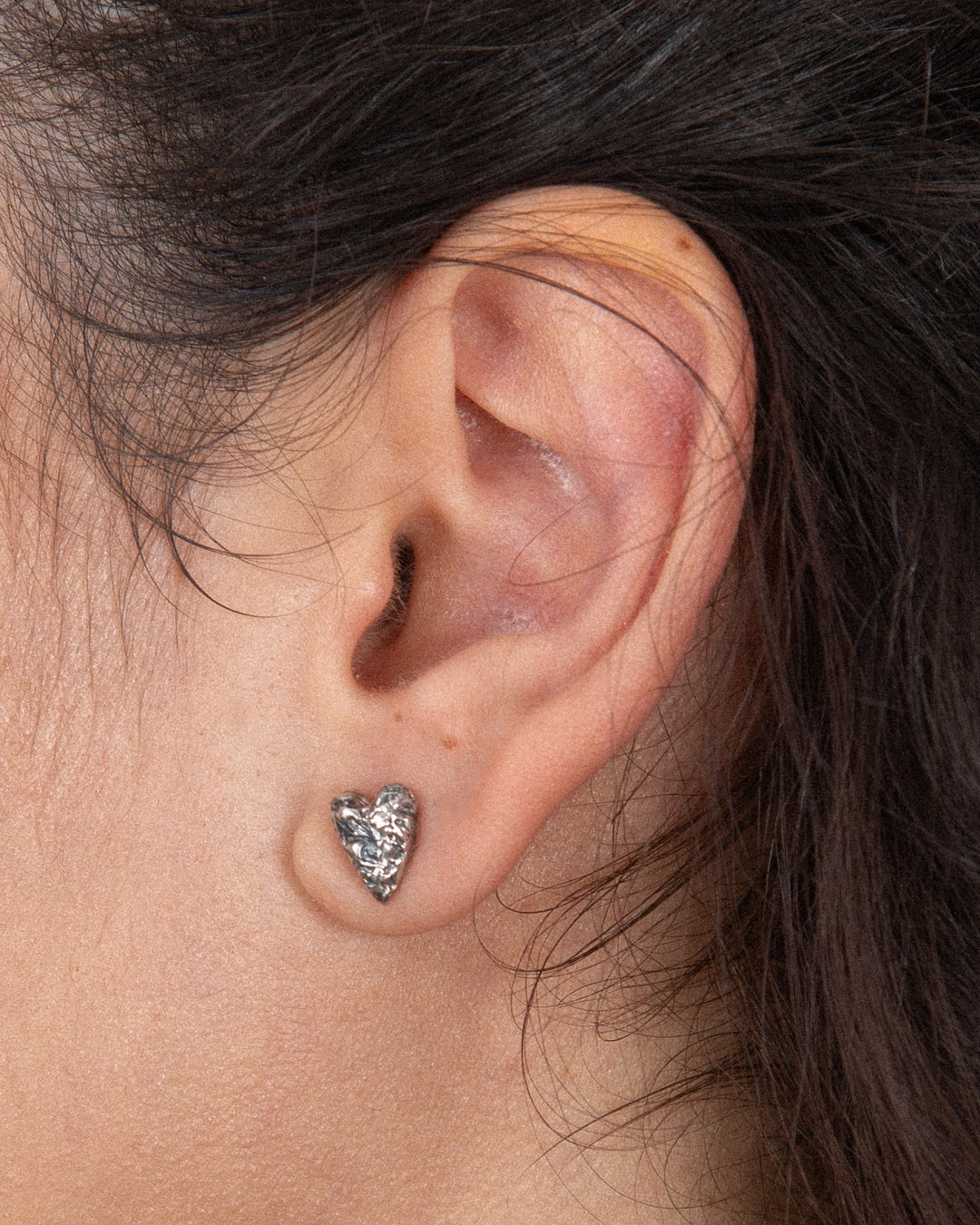 CUORE SINGLE STUD SILVER details on model
