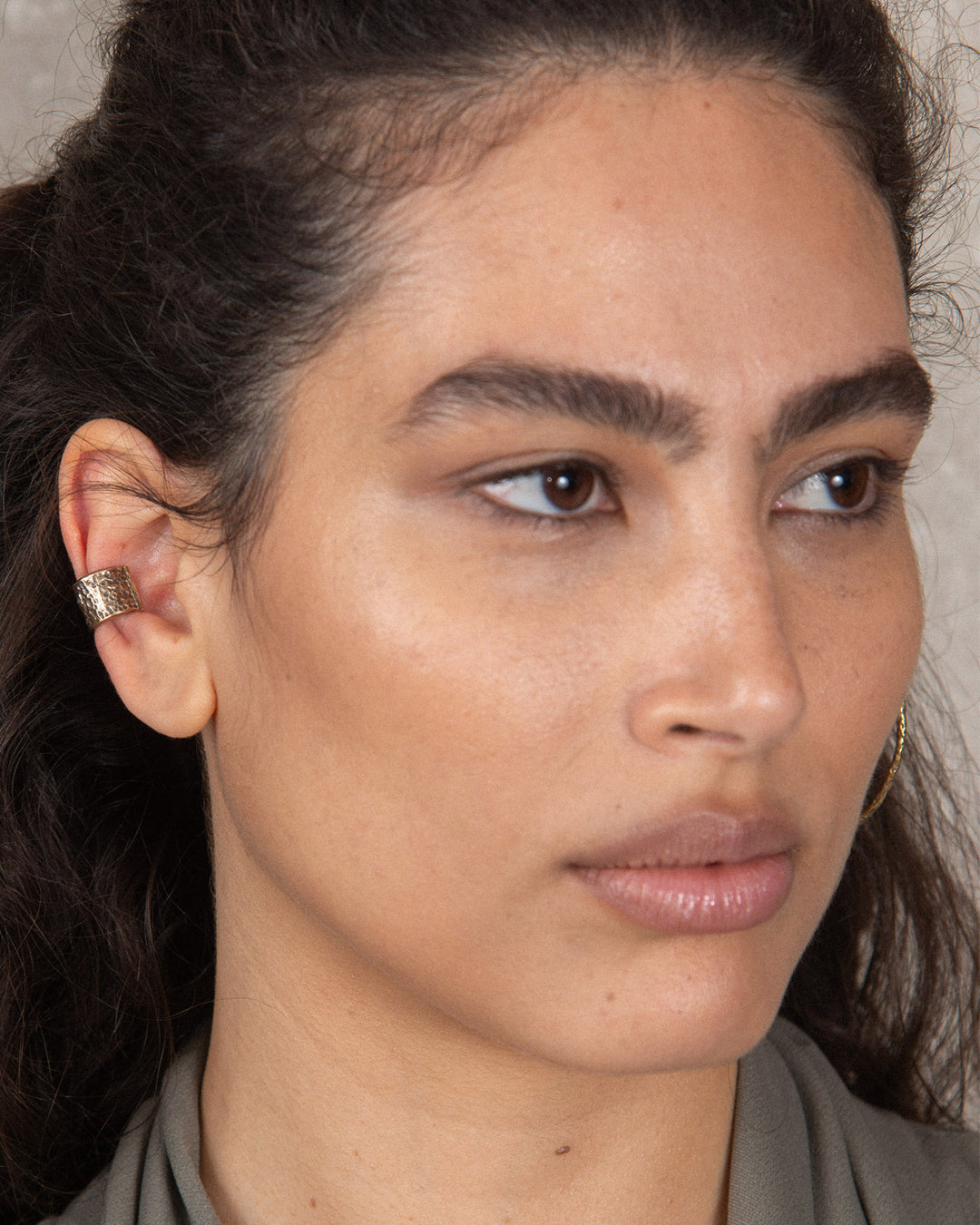  EAR CUFF BRONZE on model