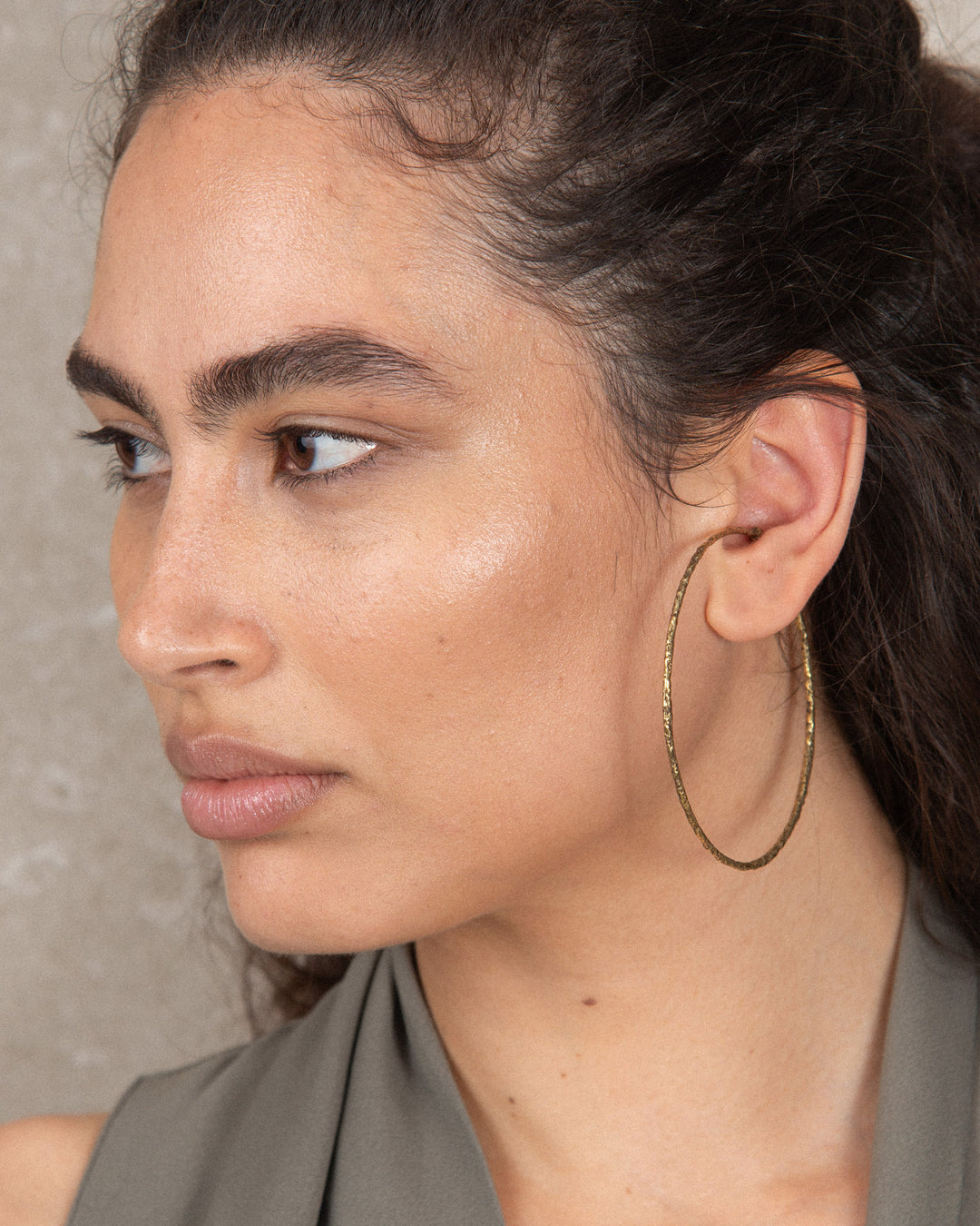 HALO SINGLE EAR CUFF BIG BRONZE on model