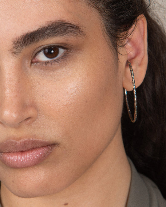 ENOKI SINGLE EAR CUFF SILVER on model 