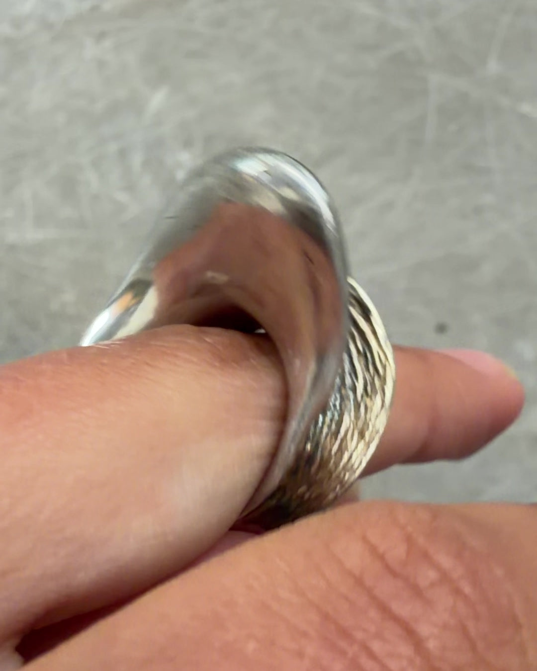 SCULPTURAL WAVE RING