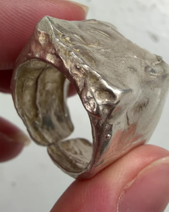 MOLTEN SIGNET RING